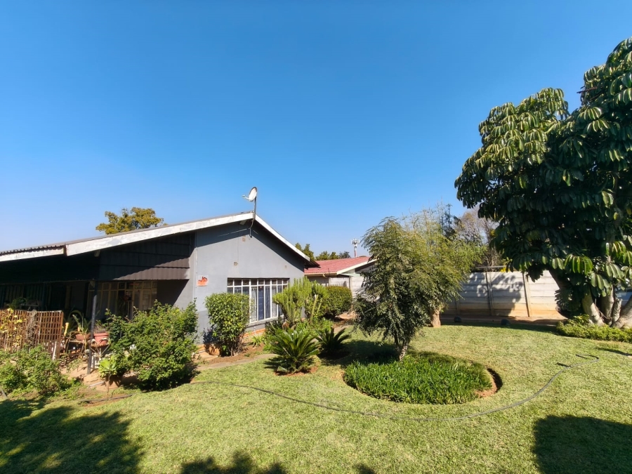 To Let 4 Bedroom Property for Rent in Oos Einde North West